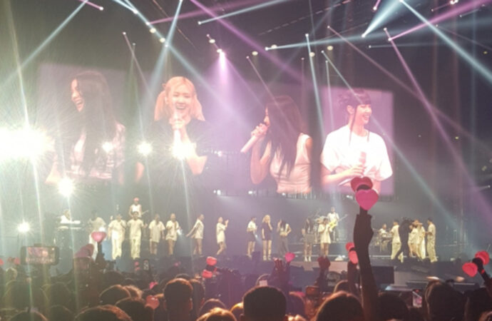 Blackpink mit Tour-Team