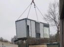 Ein Container hängt am Kran
