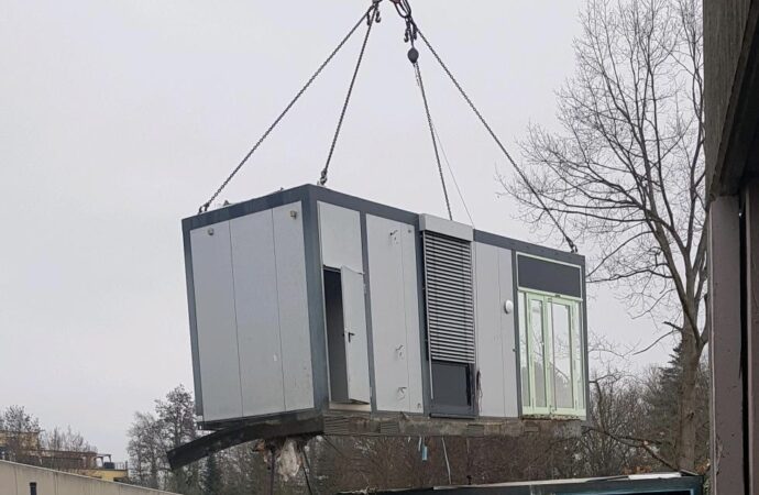 Ein Container hängt am Kran